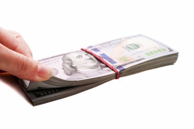 Beyaz arka planda izole edilmiş 100 dolarlık banknotlar yığını.