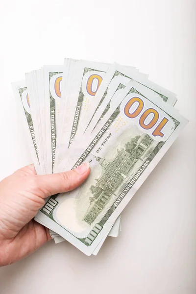 Stapel Van Honderd Dollar Biljetten Hand Een Witte Achtergrond — Stockfoto