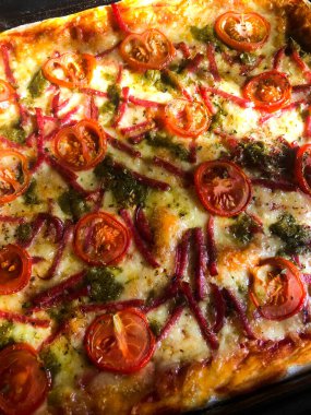 Fırında pizza, salam, domates ve soslu makarna. Pizza pişiriyorum.