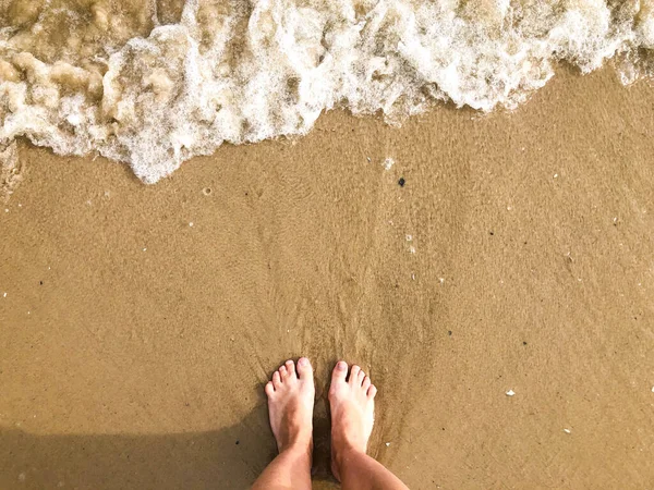 Frauenfüße Strand Von Der Meereswelle Des Schwarzen Meeres Gewaschen — Stockfoto