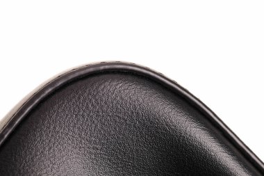 Deri kadın çantasının bir kısmı beyaz arka planda izole edilmiş..