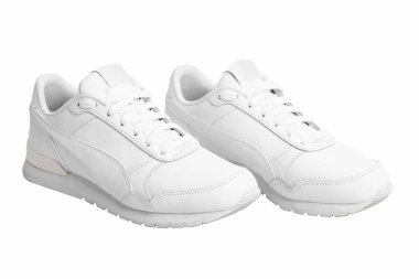 Beyaz arka planda izole edilmiş kadın deri spor ayakkabıları..