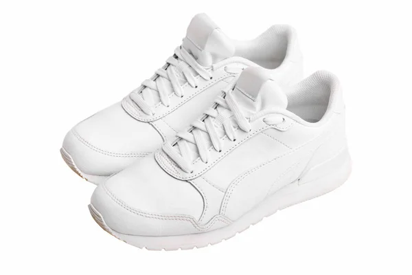 Kvinnors Läder Vita Sneakers Isolerade Vit Bakgrund — Stockfoto