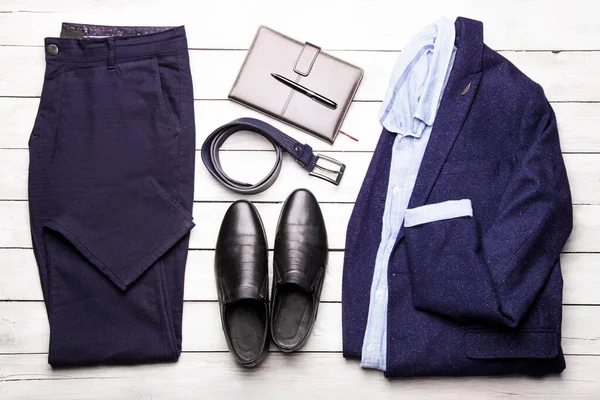 Eine Reihe Klassischer Herrenbekleidung Einem Trendigen Blau Auf Weißem Hintergrund — Stockfoto
