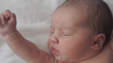 bebeklik, çocukluk, gelişim, tıp ve sağlık konsepti - yeni doğmuş çıplak bebek buruşuklukları sırt üstü uzanmış beyaz arka planda tıbbi klipslerle