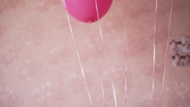 Barn, fest, födelsedag, stora familjer, spel och underhållningskoncept - Little Girl Look Out From Behind Balloon and Laughs Lyckligt. Närbild Porträtt av barn som spelar på rosa bakgrund — Stockvideo