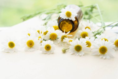 İlaç ve sağlık, ilaç, ilaç, koronavirüs, salgın, salgın konsepti - ilaçlara karşı doğal bitkisel ilaçlar. Dağınık renkli haplar ve papatya kopyası alanı.