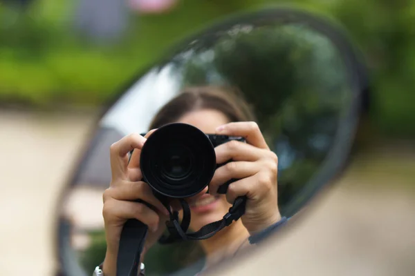 Fotograf strzela sobie w lustro. Fotoreporter zajmuje się swoim hobby. Człowiek z kamerą w rękach. osoba robi zdjęcia w wolnym czasie. Odpoczynek, praca, kreatywność, lato, dziennikarstwo, koncepcje — Zdjęcie stockowe