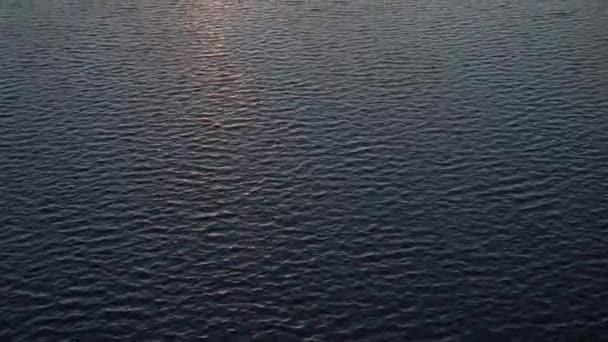 Transprt, réservoirs, Voyage, concept de navigation - levé aérien de la hauteur pont ower étang avec bateaux bateaux bateaux et autres bateaux d'eau touristique sur la large rivière Dnipro à Kiev au coucher du soleil.