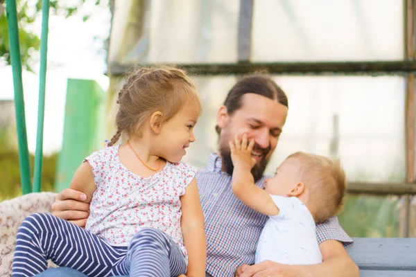 Jonge Vader Met Twee Kleine Kinderen Kleuterschool Vader Brengt Tijd — Stockfoto