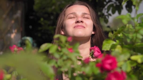 플로리 식물학 여성의 슬로베니아의 아름다운 귀엽고 귀여운 소녀의 외모에 화장도 — 비디오