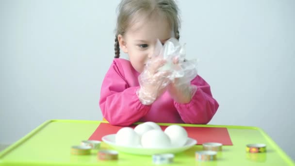 Pascua Pascua Infancia Creatividad Concepto Juegos Primer Plano Pequeña Rubia — Vídeo de stock