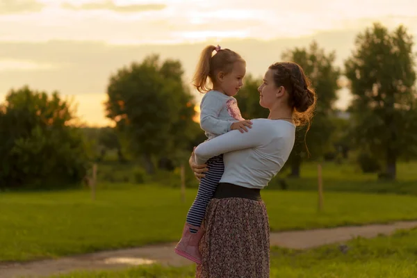 Macierzyństwo Opieka Niemowlęta Lato Koncepcja Rodzicielstwa Młoda Mama Trzyletnią Córeczką — Zdjęcie stockowe