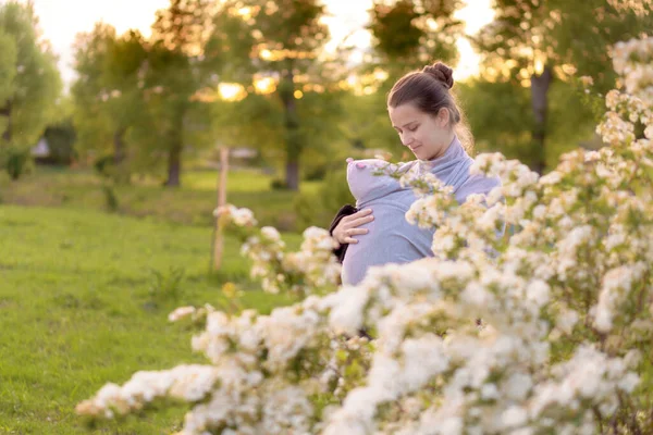 Maternidade Cuidados Bebês Verão Conceito Parentalidade Jovem Mãe Bonita Com — Fotografia de Stock