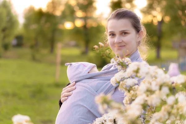 Macierzyństwo Opieka Niemowlęta Lato Koncepcja Rodzicielstwa Młoda Piękna Mama Noworodkiem — Zdjęcie stockowe