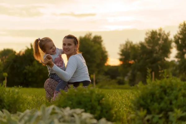 Macierzyństwo Opieka Niemowlęta Lato Koncepcja Rodzicielstwa Młoda Mama Trzyletnią Córeczką — Zdjęcie stockowe