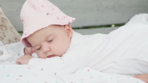 婴儿期 医药与健康概念 5个月大的熟睡女婴的特写 躺在床上 面带微笑地躺在巴拿马的摇椅上 — 图库视频影像