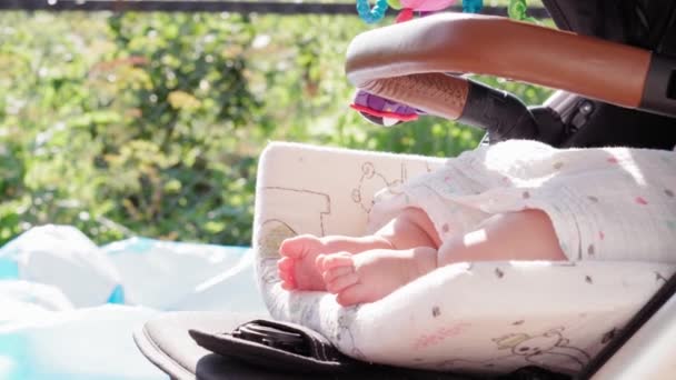 Csecsemőkor Gyermekkor Fejlődés Nyári Szünet Életmód Koncepció Közelkép Csecsemőbaba Vastag — Stock videók