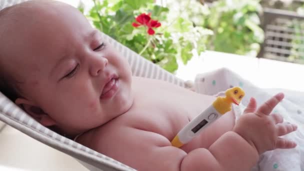 의약품 세계적 유행병 여성의 가까이 태어난 아기를 온도계를 — 비디오