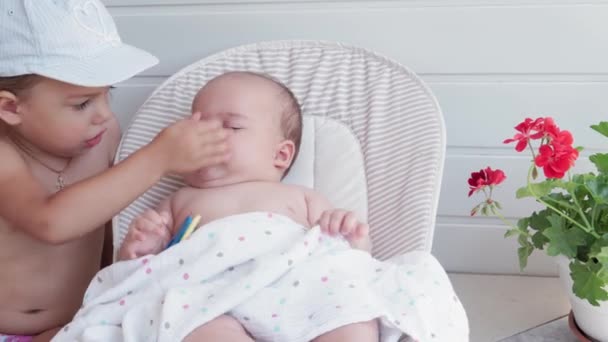 유아, 아동, 발달, 여름휴가, 의학 및 건강 개념 - 깨어 있는 신생아 5 개월된 아기는 흔들의자에 누워 있다. 주먹을 쥐고 아기에게 긴장 된 손을 쥐었다 — 비디오