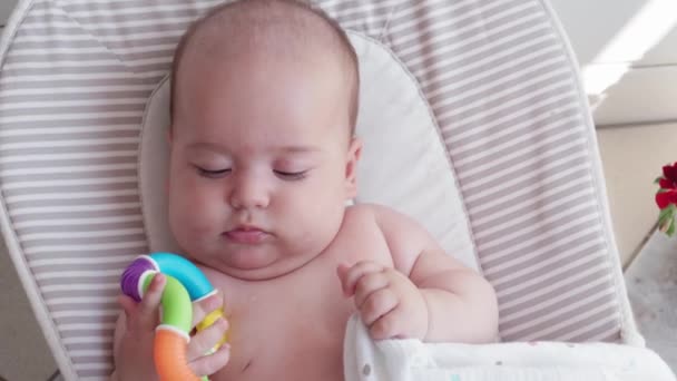 유아, 유아, 발달, 여름 휴가, 의학과 건강 개념 - 깨어 있는 갓난아기의 모습 5 개월된 아기가 장난감을 가지고 흔들의자 밖에 누워 있는 모습 — 비디오