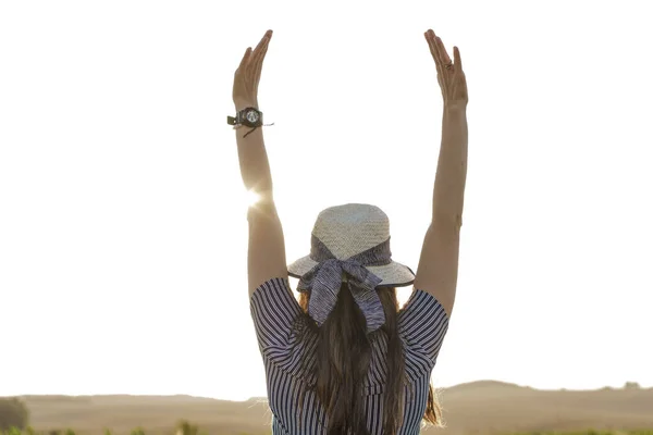 Weiblichkeit, Provence-Stil, Glück, Natur, Sommer, Urlaub - fröhliches junges kaukasisch-slawisches Mädchen mit Strohhut lächelt und ruht auf einem Lavendelfeld bei sommerlichem Sonnenuntergang. Kopierraum — Stockfoto