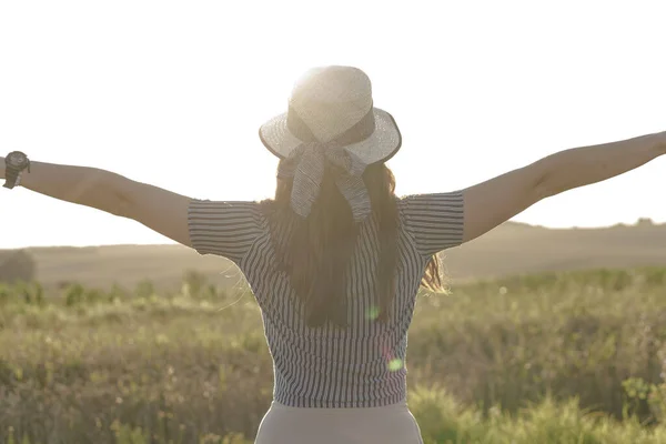 Weiblichkeit, Provence-Stil, Glück, Natur, Sommer, Urlaub - fröhliches junges kaukasisch-slawisches Mädchen mit Strohhut lächelt und ruht auf einem Lavendelfeld bei sommerlichem Sonnenuntergang. Kopierraum — Stockfoto