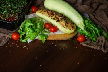 Tavukla doldurulmuş kabak ve domatesli et. Boş alan. Üst görünüm