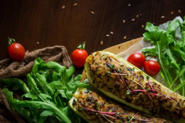 Tavukla doldurulmuş kabak ve domatesli et. Boş alan. Üst görünüm