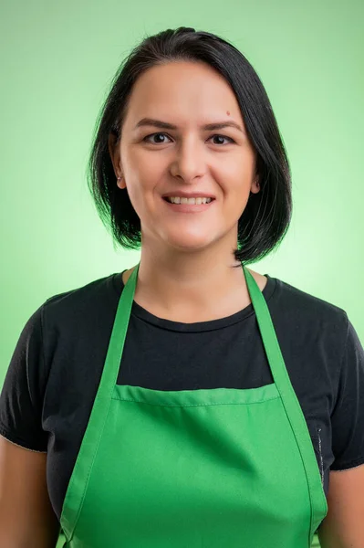 Cocinera Femenina Con Delantal Verde Camiseta Negra Aislada Sobre Fondo — Foto de Stock