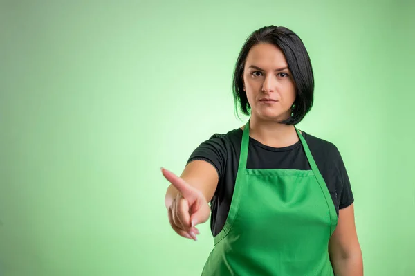 Cuoca Con Grembiule Verde Shirt Nera Mostrando Con Dito Isolato — Foto Stock
