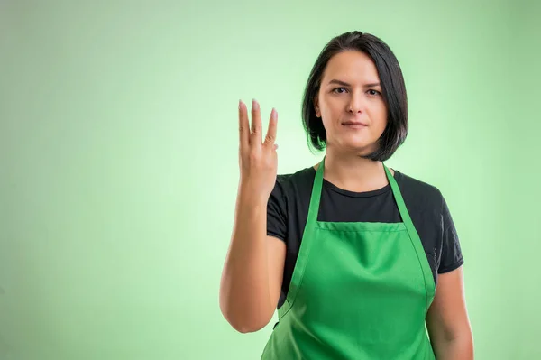 Cuoca Con Grembiule Verde Shirt Nera Contando Tre Con Dita — Foto Stock