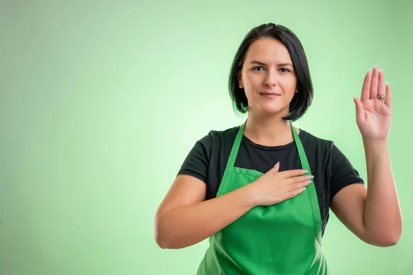 Cuoca Con Grembiule Verde Shirt Nera Che Mostra Giuramento Isolato — Foto Stock