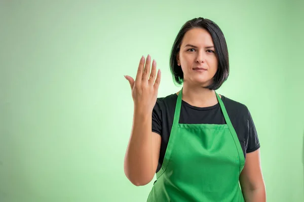 Cuoca Con Grembiule Verde Shirt Nera Contando Cinque Con Dita — Foto Stock