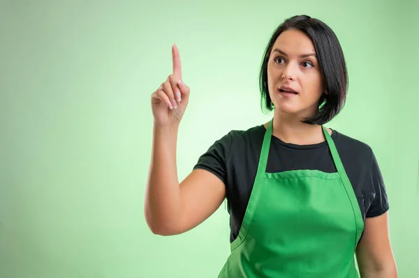 Femmina Cuoca Con Grembiule Verde Shirt Nera Con Dito Avuto — Foto Stock