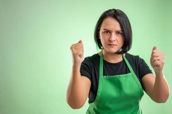 Cuoca Con Grembiule Verde Shirt Nera Che Mostra Pugni Isolati — Foto Stock