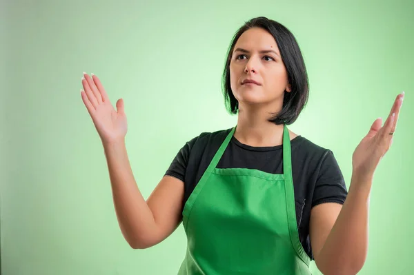 Cuoca Con Grembiule Verde Shirt Nera Braccia Aperte Alzando Sguardo — Foto Stock