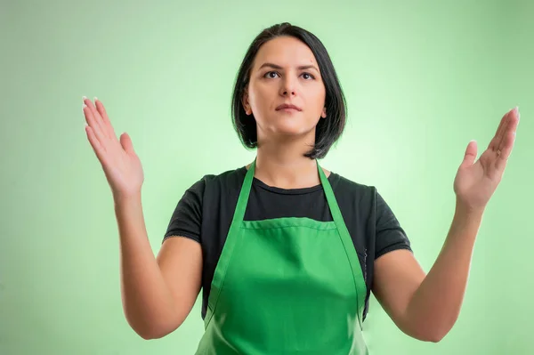 Cuoca Con Grembiule Verde Shirt Nera Braccia Aperte Posa Sfondo — Foto Stock