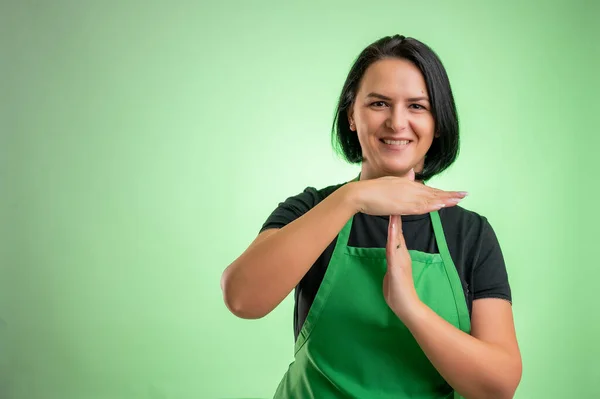 Cuoca Con Grembiule Verde Shirt Nera Mostrando Time Out Gesto — Foto Stock