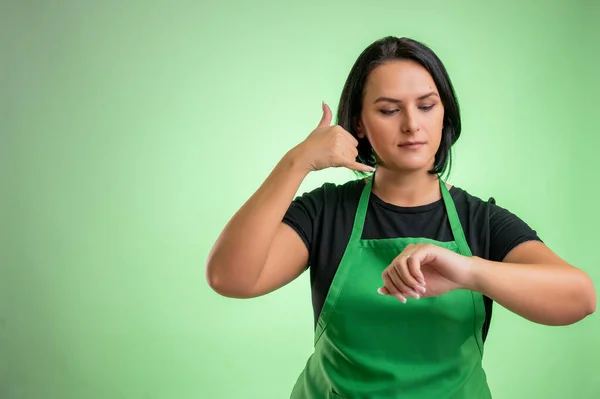 Cuoca Con Grembiule Verde Shirt Nera Mostrandomi Chiamami Gesto Guardando — Foto Stock