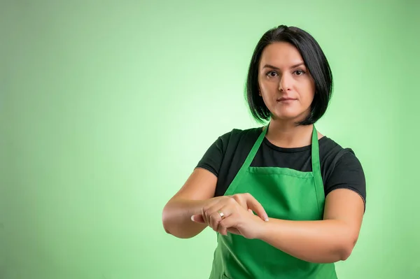Cuoca Con Grembiule Verde Shirt Nera Mostrando Suo Gesto Del — Foto Stock
