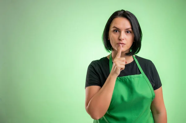 Cuoca Con Grembiule Verde Shirt Nera Mostrando Gesto Shh Isolato — Foto Stock
