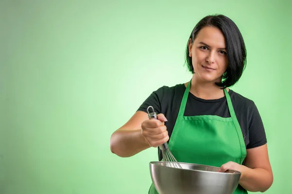 Femmina Cuoco Con Grembiule Verde Shirt Nera Tenere Ciotola Frullare — Foto Stock