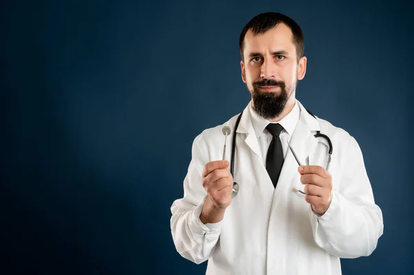 Портрет Лікаря Чоловіка Стетоскопом Медичній Формі Тримає Руках Стоматологічні Інструменти — стокове фото