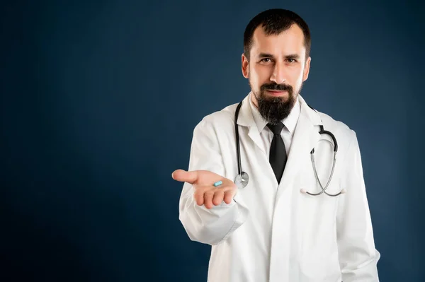 Portrait Médecin Masculin Avec Stéthoscope Uniforme Médical Montrant Des Pilules — Photo