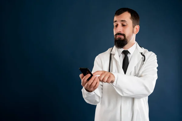 Ritratto Medico Sesso Maschile Con Stetoscopio Uniforme Medica Con Capelli — Foto Stock