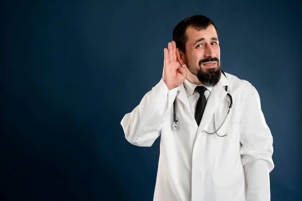 Steteskoplu Tıbbi Üniformalı Bir Erkek Doktorun Portresi Mavi Bir Arka — Stok fotoğraf