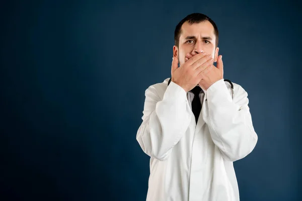 Портрет Лікаря Чоловіка Стетоскопом Медичній Формі Покриває Рот Німий Концепт — стокове фото