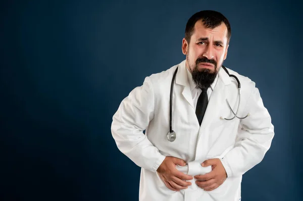 Tıp Üniformalı Steteskoplu Erkek Doktorun Portresi Mavi Bir Arka Planda — Stok fotoğraf