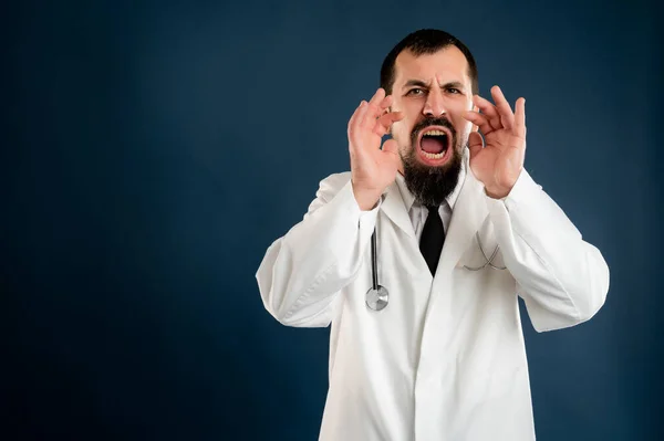 청진기를 손으로 벌리고 포즈를 취하는 의사의 — 스톡 사진